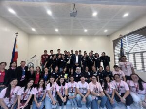 Dr. Villaruz welcomes international students from NUS