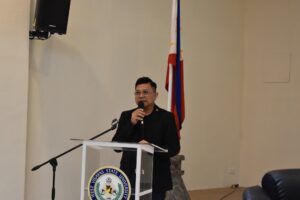 Dr. Villaruz thanks DAR 6 for equipment donation